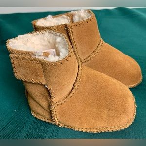 Cabela's Genuine Leather suede Sheepskin Lined Infant fits 0/3 and 3/6 Booties